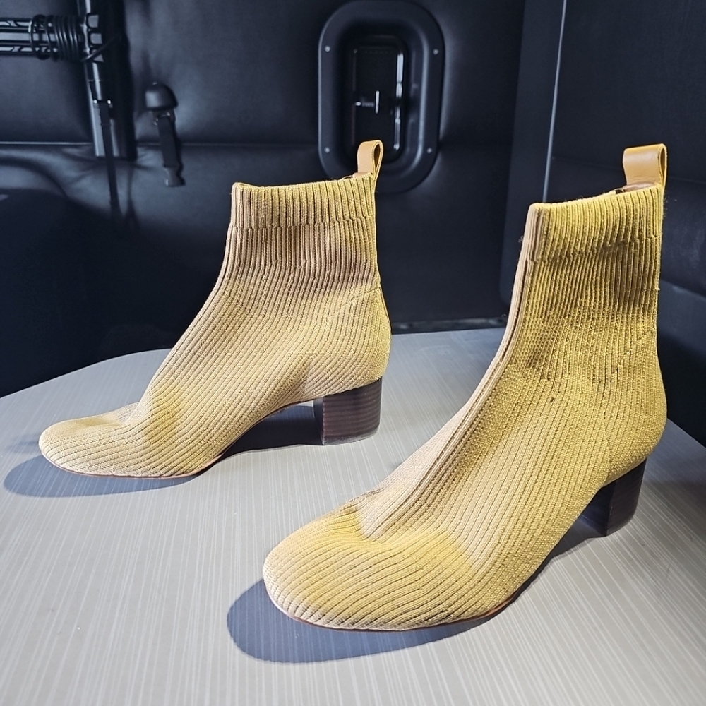 Everlane Glove Boot in Tan‎ Yellow Size 7.5 Excellent Pre-Owned Condition